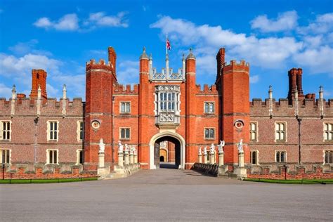 The royal palaces of Tudor England 